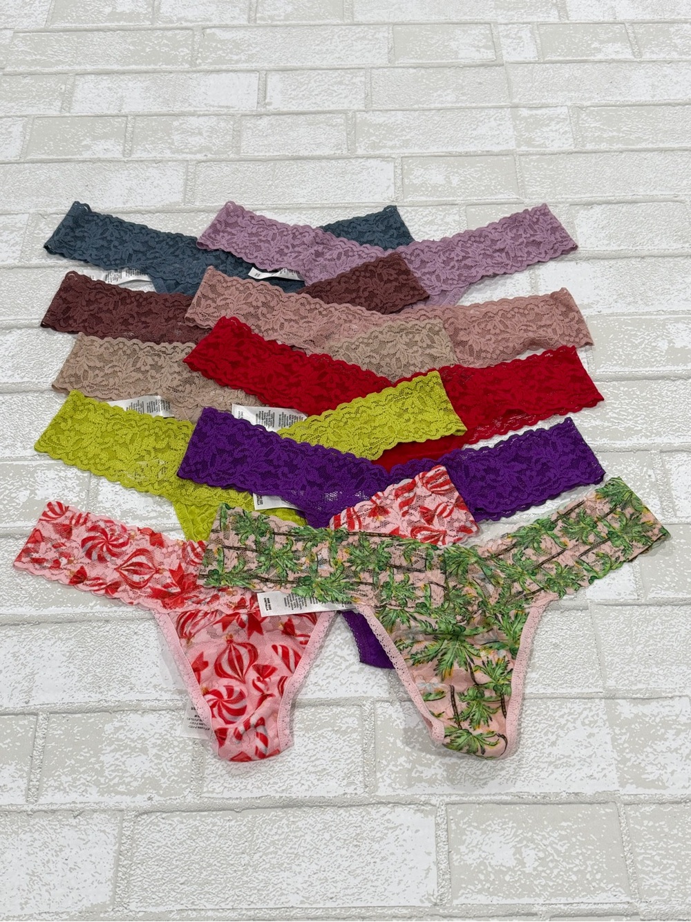 HANKY PANKY Signature Lace Low Rise Thong 10-Pack Assorted Colors & Styles O/S